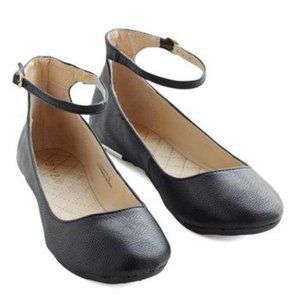 ModCloth Desert Dash Flats in Licorice, Size 7.5, Black with Gold Accent